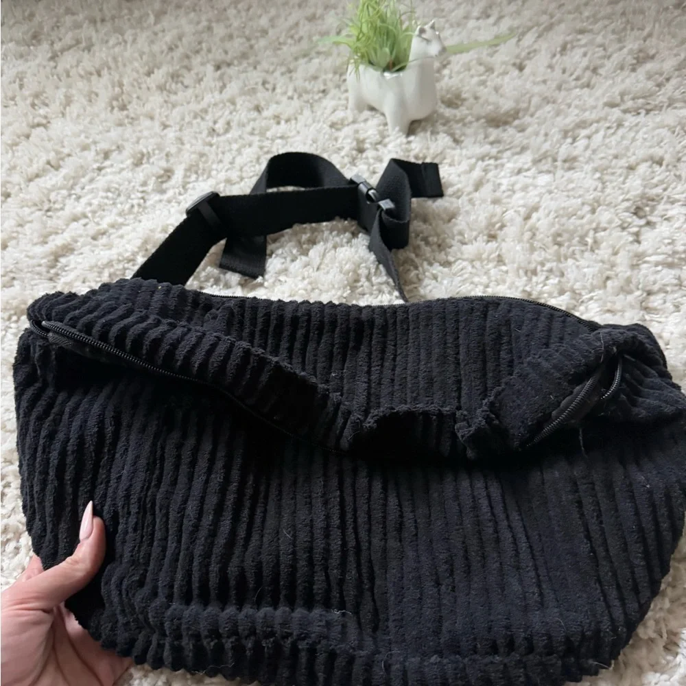 Brand new cute unique black fuzzy oversized over the shoulder purse hand…